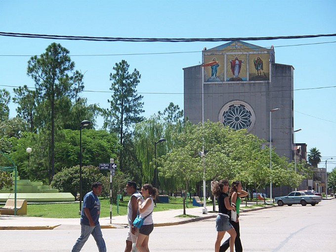 Iglesia en Presidencia Roque Saenz Pe a